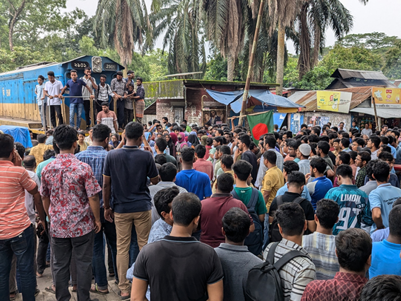 বাংলা ব্লকেডে অংশ হিসেবে বাকৃবিতে রেলপথ অবরোধ